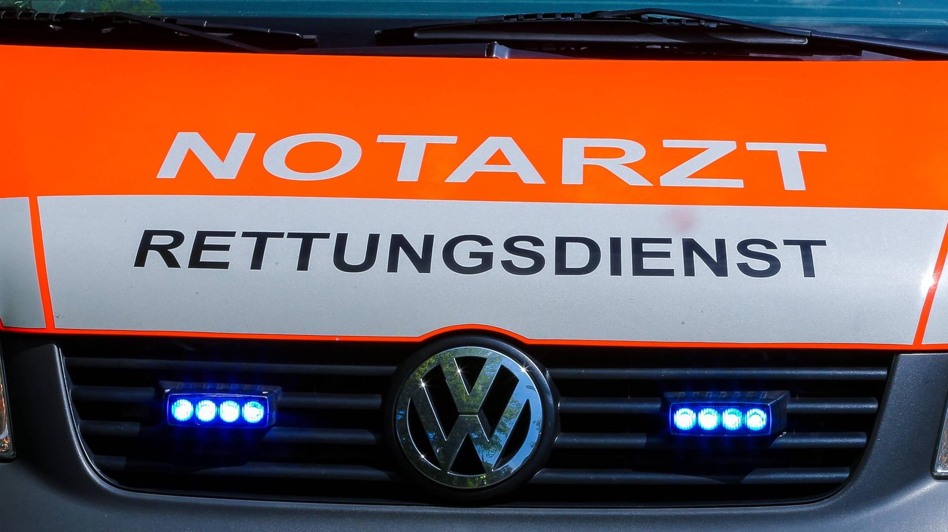 Ein Notarztwagen: Warum die Frau ihrem Partner in die Zunge gebissen hat, ist bislang unklar. (Symbolbild) Ein Notarztwagen: Warum die Frau ihrem Partner in die Zunge gebissen hat, ist bislang unklar. (Symbolbild)