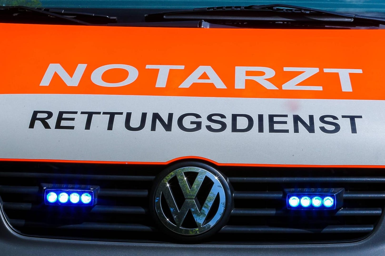 Ein Notarztwagen: Warum die Frau ihrem Partner in die Zunge gebissen hat, ist bislang unklar. (Symbolbild)