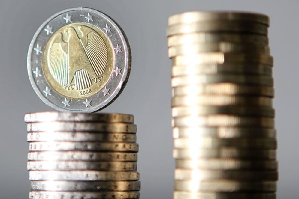 Euromünzen-Stapel: Niedersächsische Beamte können auf eine höhere Bezahlung hoffen.