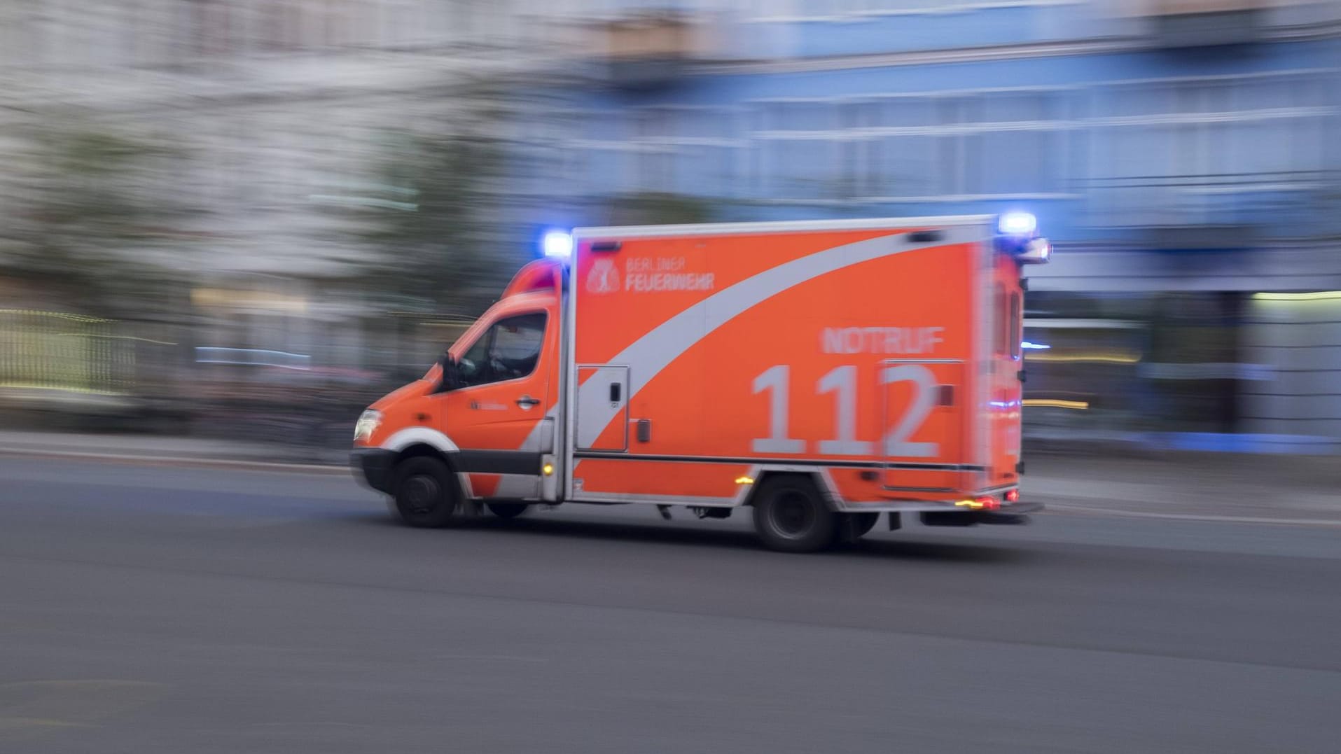 Ein Rettungswagen mit Blaulicht (Symbolfoto): Um die Umstände des Unfalls zu klären, sucht die Polizei in Bocholt nach Zeugen. Ein Rettungswagen mit Blaulicht (Symbolfoto): Um die Umstände des Unfalls zu klären, sucht die Polizei in Bocholt nach Zeugen.
