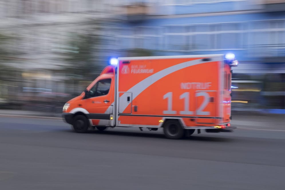Ein Rettungswagen mit Blaulicht (Symbolfoto): Um die Umstände des Unfalls zu klären, sucht die Polizei in Bocholt nach Zeugen.