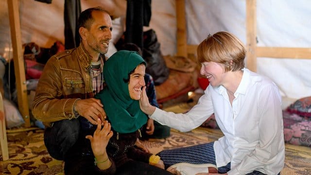 Elke Büdenbender trifft Khalaf und seine behinderte Tochter Mayssa in einer Zeltsiedlung in Housh el Dahab in der Bekaa-Ebene. Elke Büdenbender trifft Khalaf und seine behinderte Tochter Mayssa in einer Zeltsiedlung in Housh el Dahab in der Bekaa-Ebene.