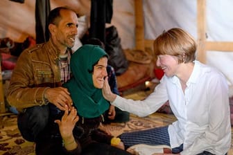 Elke Büdenbender trifft Khalaf und seine behinderte Tochter Mayssa in einer Zeltsiedlung in Housh el Dahab in der Bekaa-Ebene.