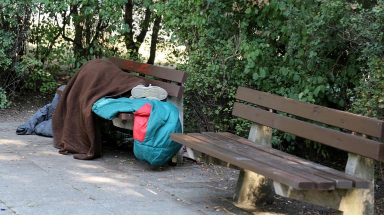 Kalte Nächte: Im schlimmsten Fall verbringen Obdachlose die Nacht auf einer Parkbank. (Symbolfoto)