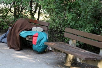 Kalte Nächte: Im schlimmsten Fall verbringen Obdachlose die Nacht auf einer Parkbank. (Symbolfoto)