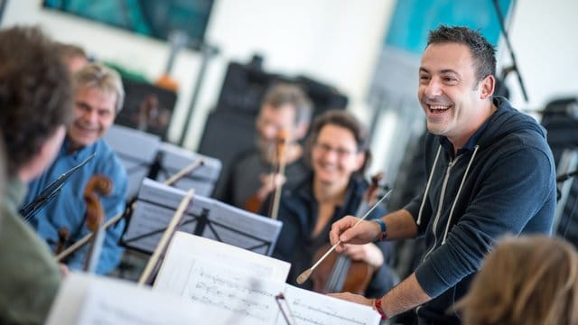 Mit Spaß dabei: Dirigent Premil Petrovic bei einer Probe mit den Musikern der Dresdner Sinfoniker.