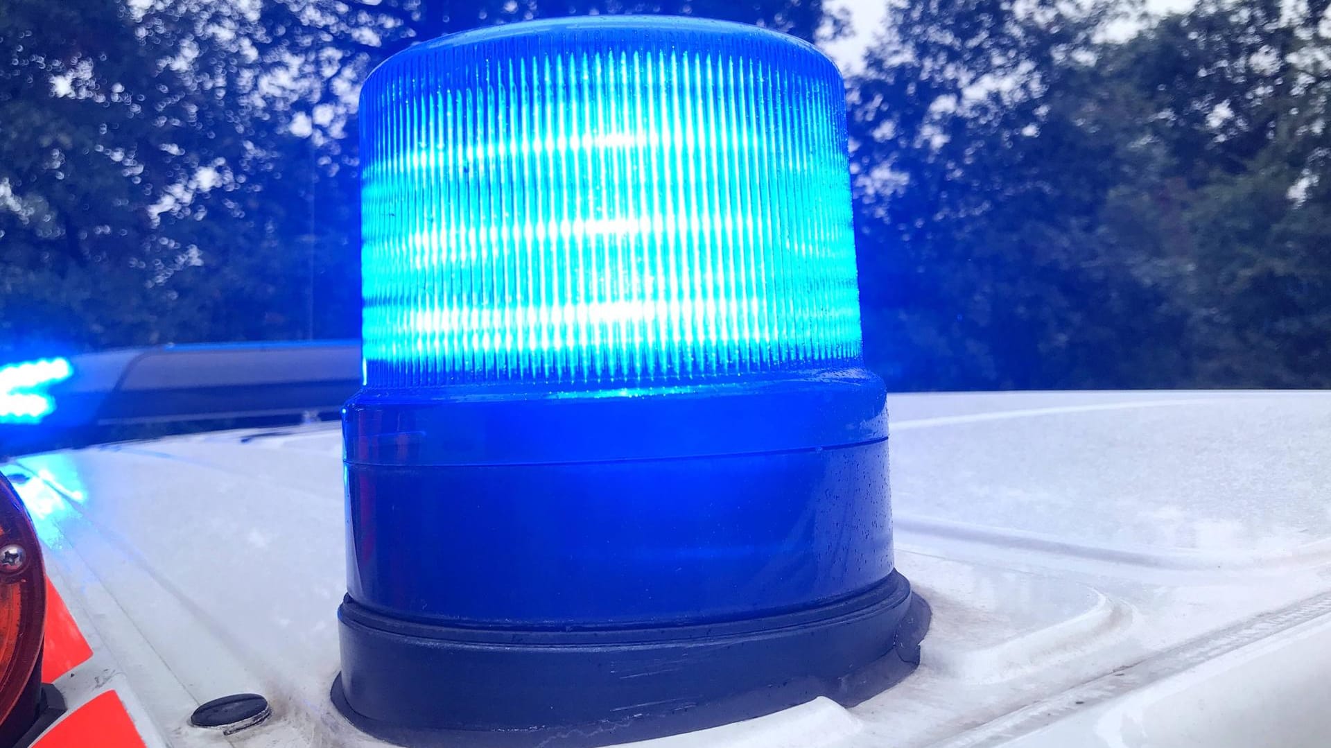 Blaulicht auf einem Krankenwagen: Das Gebäude der bayrischen Firma musste geräumt werden. (Symbolbild) Blaulicht auf einem Krankenwagen: Das Gebäude der bayrischen Firma musste geräumt werden. (Symbolbild)