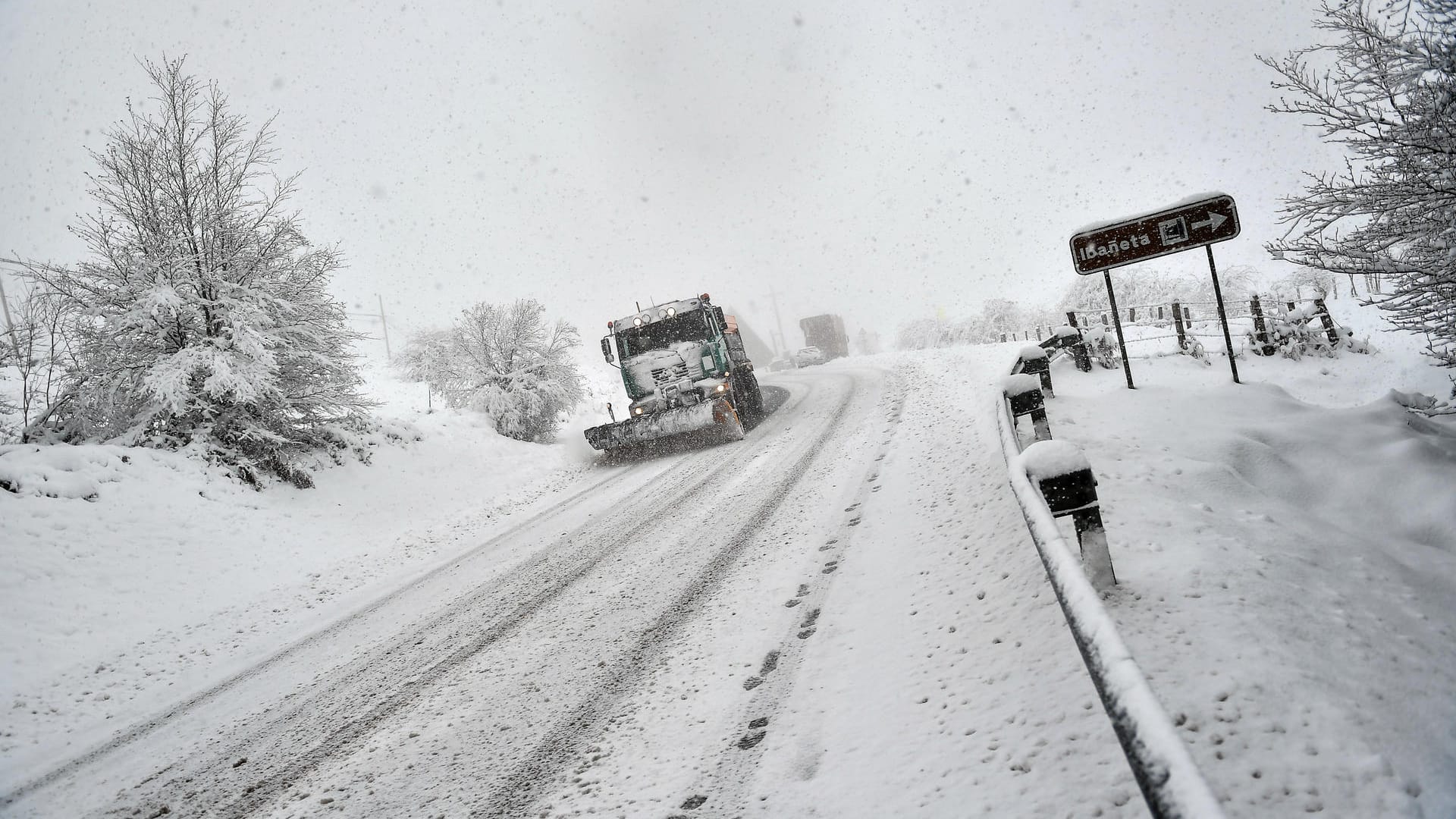 Ein Schneepflug reinigt eine schneebedeckte Straße: Auch in den kommenden Tagen wird mit Schneefälle und extrem niedrige Temperaturen in Spanien gerechnet. Ein Schneepflug reinigt eine schneebedeckte Straße: Auch in den kommenden Tagen wird mit Schneefälle und extrem niedrige Temperaturen in Spanien gerechnet.