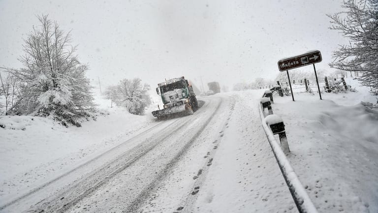 Ein Schneepflug reinigt eine schneebedeckte Straße: Auch in den kommenden Tagen wird mit Schneefälle und extrem niedrige Temperaturen in Spanien gerechnet.