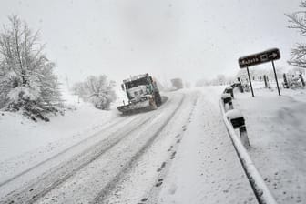 Ein Schneepflug reinigt eine schneebedeckte Straße: Auch in den kommenden Tagen wird mit Schneefälle und extrem niedrige Temperaturen in Spanien gerechnet.