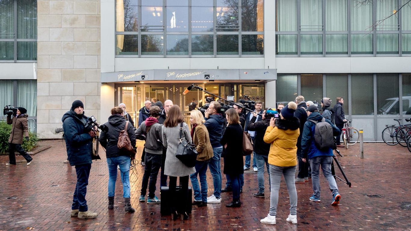 Andrang vor der Weser-Ems-Halle: Wegen des großen Interesses und der Vielzahl der Nebenkläger wurde der Prozess gegen Högel in die Kongresshalle verlegt.