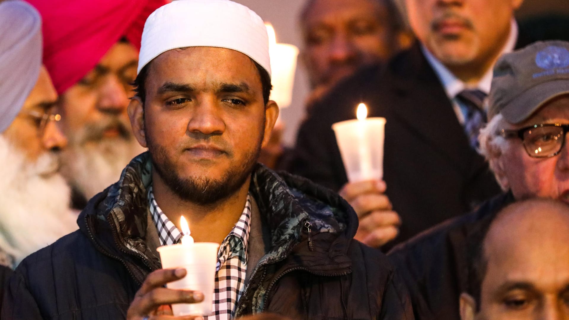 Gebete für die Opfer: Menschen versammeln sich auf einem Platz in New York. Sie gedenken der Opfer eines grausamen Anschlags auf eine Synagoge in Pittsburgh.