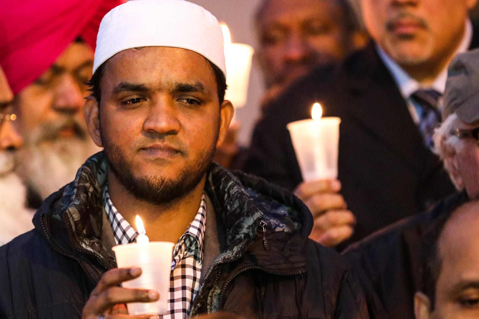 Gebete für die Opfer: Menschen versammeln sich auf einem Platz in New York. Sie gedenken der Opfer eines grausamen Anschlags auf eine Synagoge in Pittsburgh.