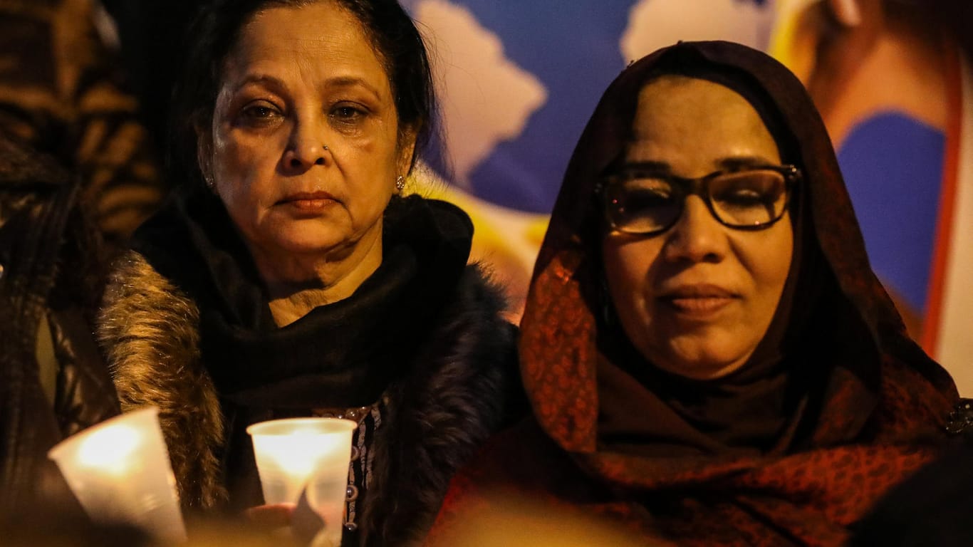 Trauern im Kerzenlicht: Zwei Frauen halten Gedenkkerzen nach dem Anschlag auf eine Synagoge in den USA.