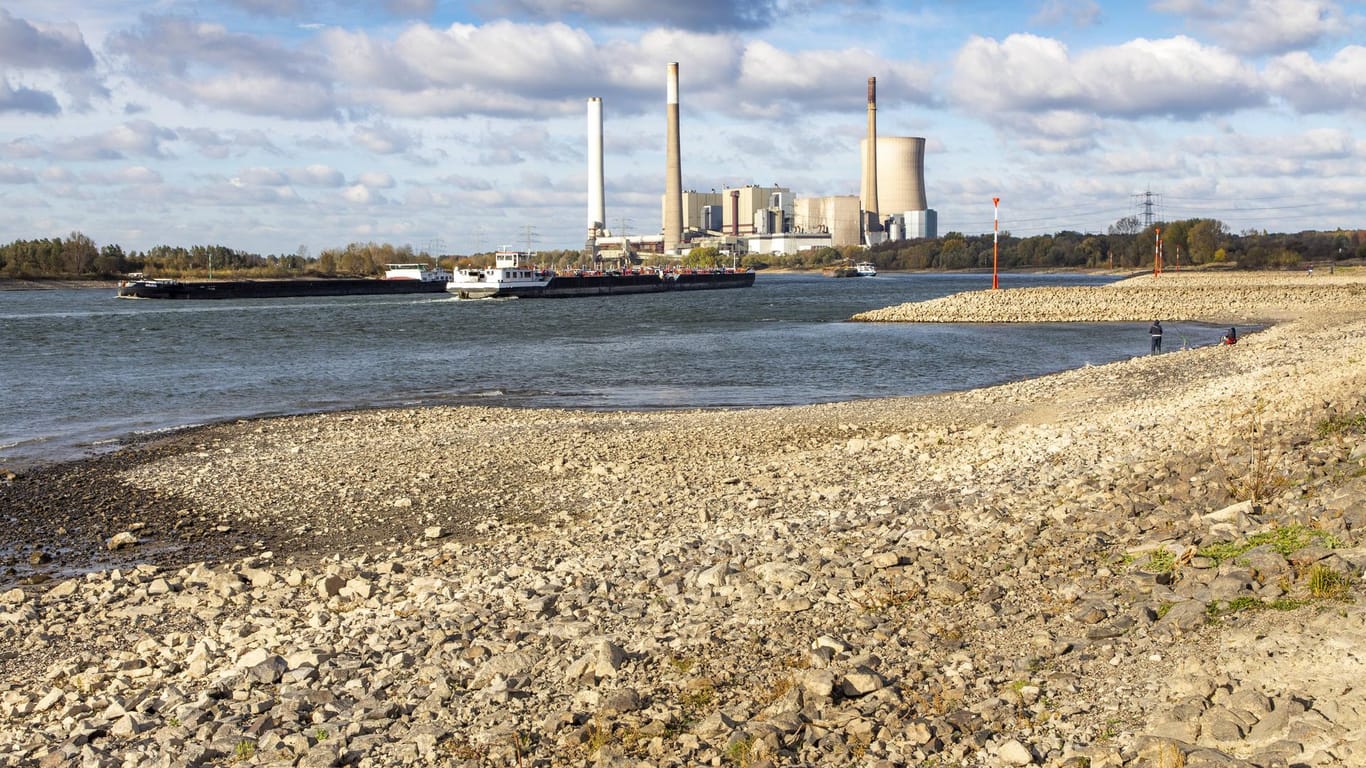 Extremes Niedrigwasser im Rhein: Bei Voerde am Niederrhein etwa wurde ein Pegel von 95 cm gemessen. Das erschwert die Schifffahrt und damit auch die Versorgung.