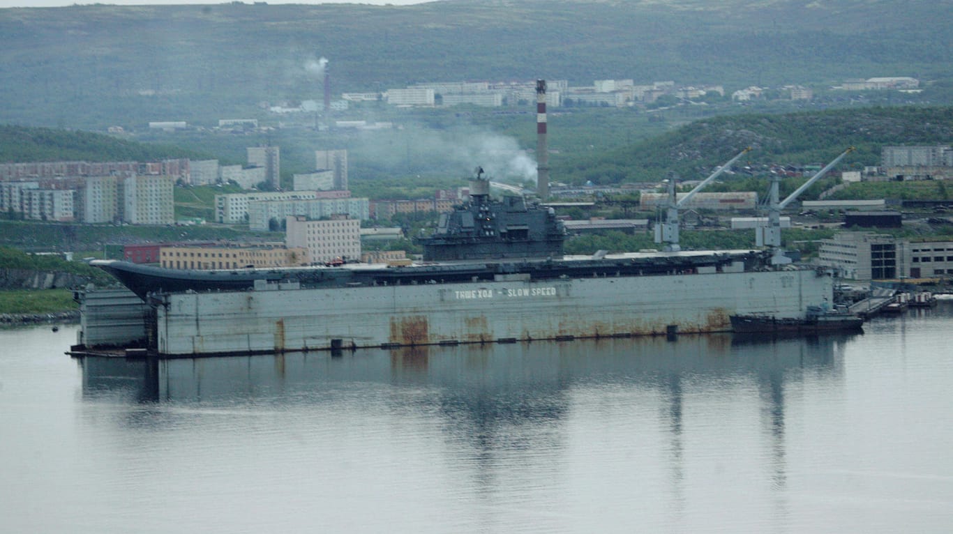 Die "Admiral Kusnezow" im Trockendock: Der Flugzeugträger wurde in einer Werft bei Murmansk gewartet.