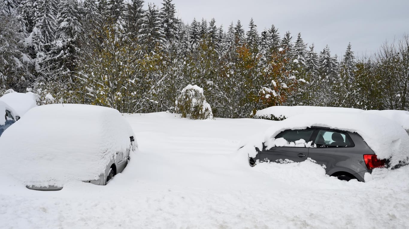 Zugeschneite Autos: Frankreichs Straßen sind vom Schnee blockiert.