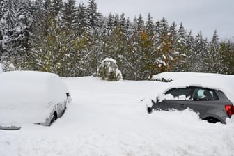 Zugeschneite Autos: Frankreichs Straßen sind vom Schnee blockiert.
