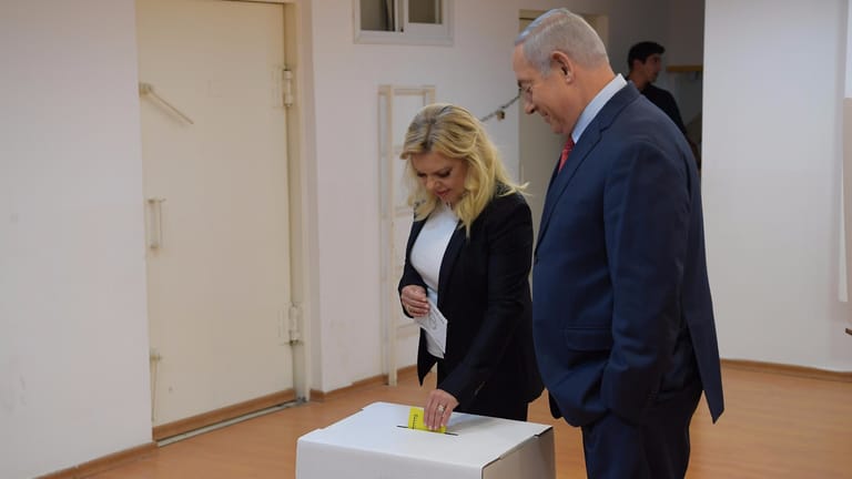 Benjamin Netanjahu, Premierminister von Israel, und seine Frau wählen: Drei Wahlbüros mussten wegen kleiner Unruhen geschlossen werden.