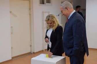Benjamin Netanjahu, Premierminister von Israel, und seine Frau wählen: Drei Wahlbüros mussten wegen kleiner Unruhen geschlossen werden.