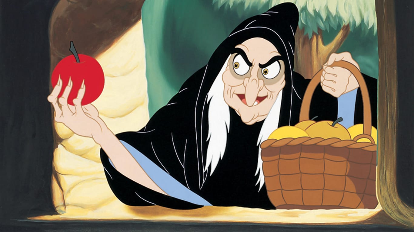 Die böse Königin in "Schnewittchen": Als Hexe verkleidet versucht sie das junge Mädchen mit einem Apfel zu vergiften.