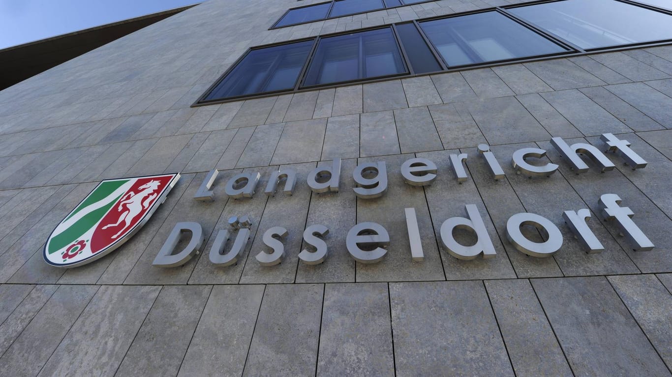 Landgericht Düsseldorf: Drei Männer der Freiwilligen Feuerwehr Neuss sollen wegen Brandstiftung zur Rechenschaft gezogen werden.