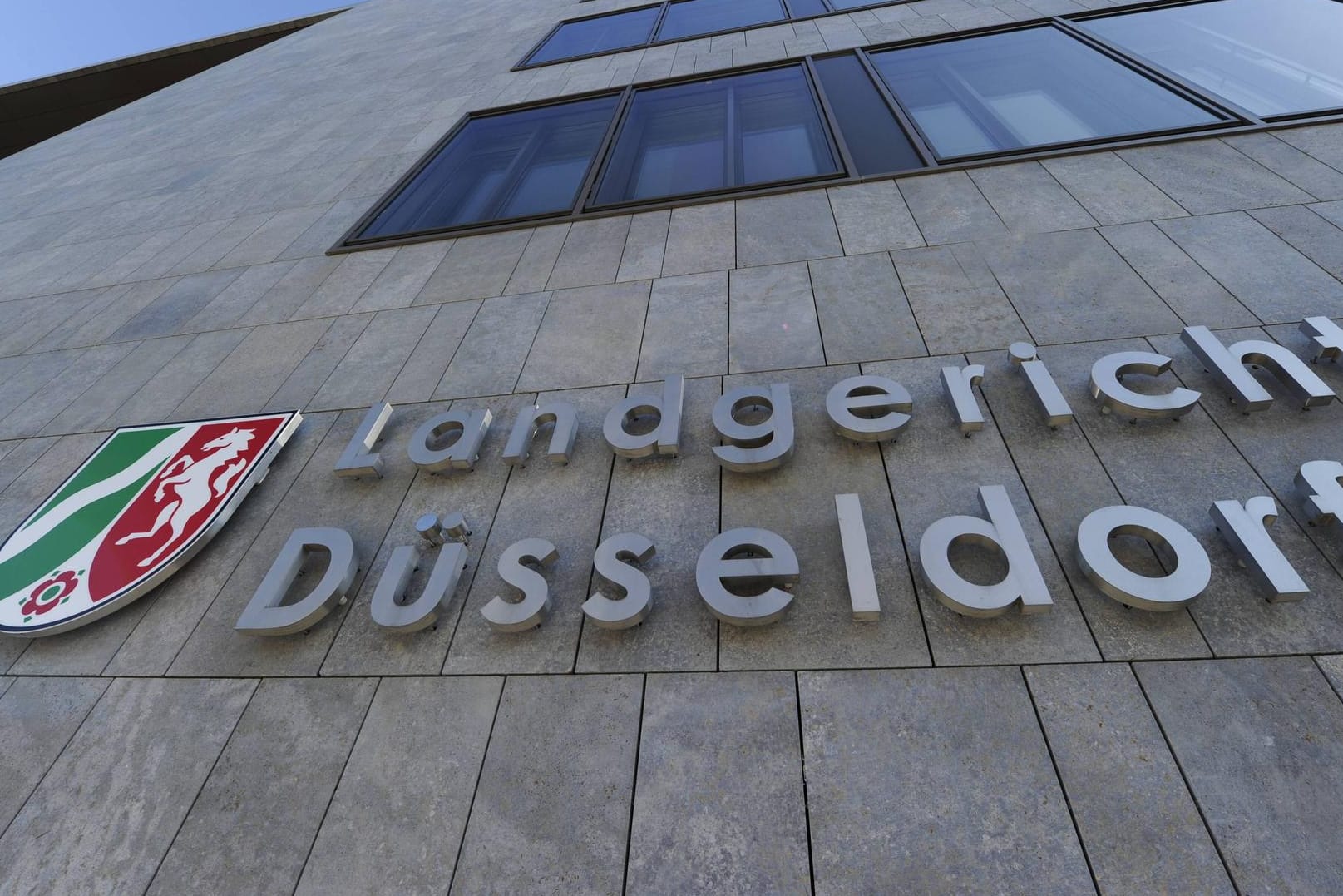 Landgericht Düsseldorf: Drei Männer der Freiwilligen Feuerwehr Neuss sollen wegen Brandstiftung zur Rechenschaft gezogen werden.