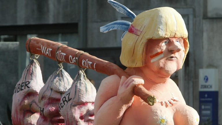 Karnevalsumzug in Düsseldorf 2004: Merkel galt immer als männermordende Kriegerin, Merz als eines ihrer prominentesten Opfer.