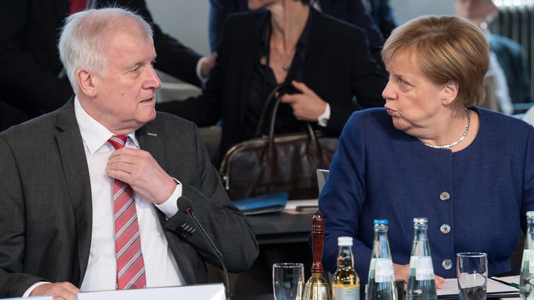 Innenminister Horst Seehofer Kanzlerin Angela Merkel: Für CDU-Politiker Wolfgang Bosbach sind Horst Seehofer und die CSU nicht ausschließlich für die Stimmenverluste der Union bei Landtagswahlen verantwortlich.