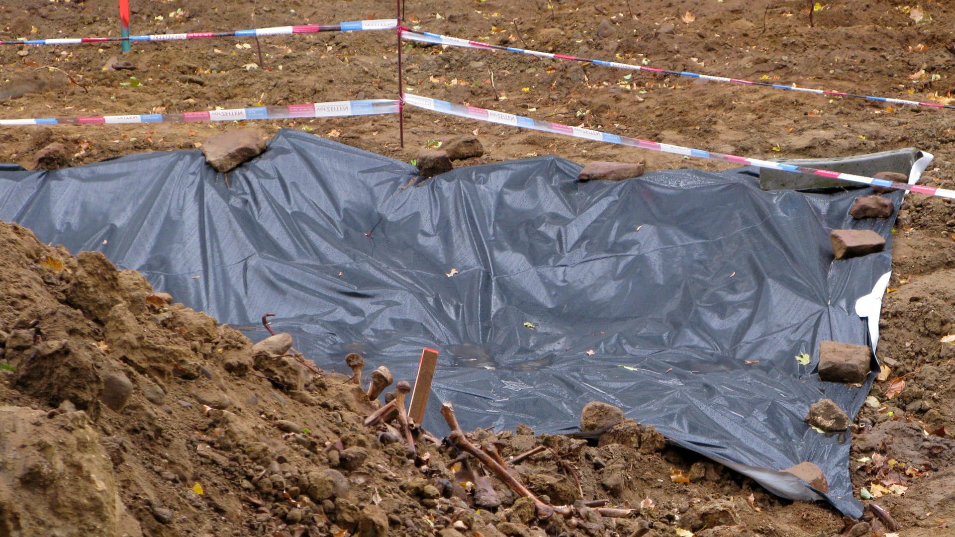 Die offene Grube: Das Massengrab stammt aus dem 19. Jahrhundert.