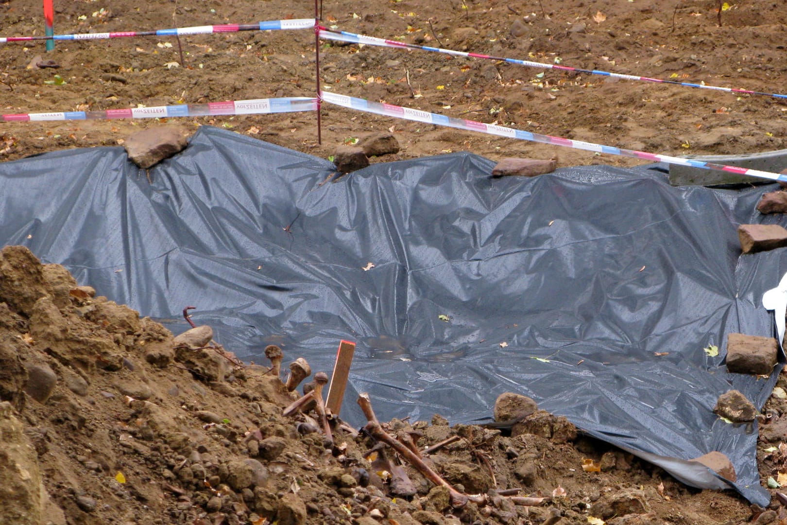 Die offene Grube: Das Massengrab stammt aus dem 19. Jahrhundert.