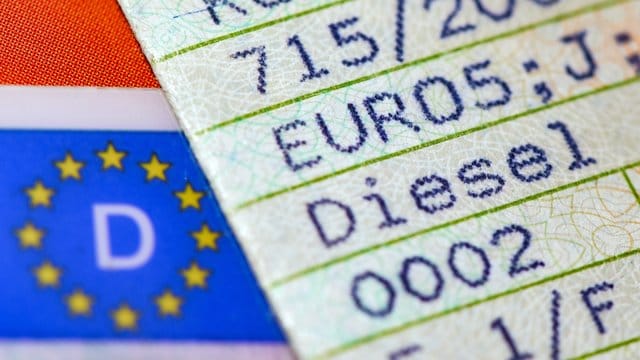 Der Vermerk "Euro 5" und "Diesel" ist in einer Zulassung eines Pkw vom Typ VW zu sehen. Der Vermerk "Euro 5" und "Diesel" ist in einer Zulassung eines Pkw vom Typ VW zu sehen.