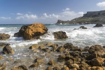 Die Küste von Gozo: Eine 55-jährige Deutsche verlor im Meer ihr Leben. (Archivbild)