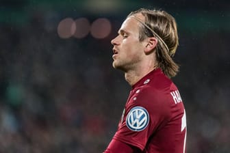 Hannovers Iver Fossum ärgert sich über das Pokalaus gegen Wolfsburg.