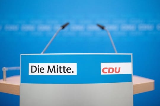 Ein Rednerpult im Foyer des Konrad-Adenauer-Hauses, der Parteizentrale der CDU.