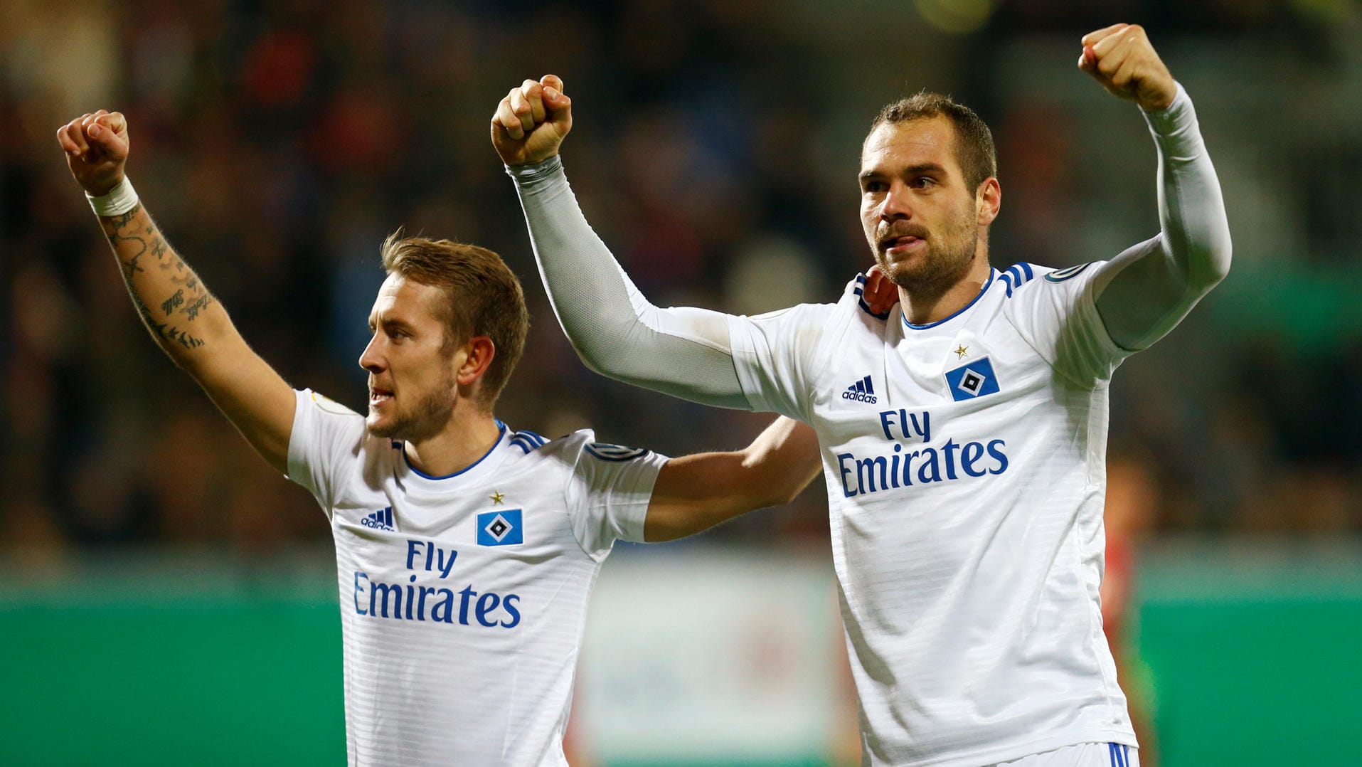 Eine Runde weiter: Die HSV-Stars Lewis Holtby (l.) und Pierre-Michel Lasogga jubeln über den Sieg gegen Wehen-Wiesbaden.