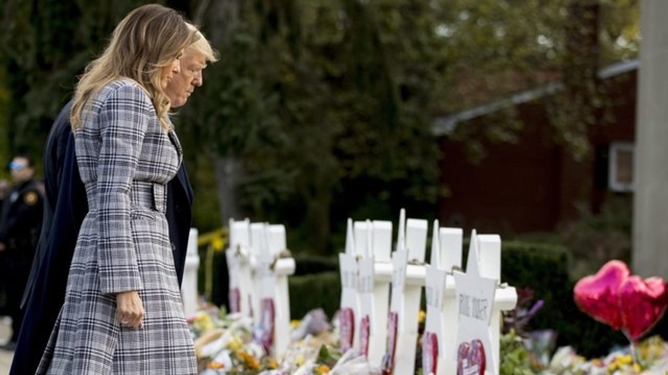 Donald Trump zusammen mit seiner Frau Melania vor einer Gedenkstätte für die Opfer des Attentats in der Tree of Life Synagoge.