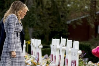 Donald Trump zusammen mit seiner Frau Melania vor einer Gedenkstätte für die Opfer des Attentats in der Tree of Life Synagoge.