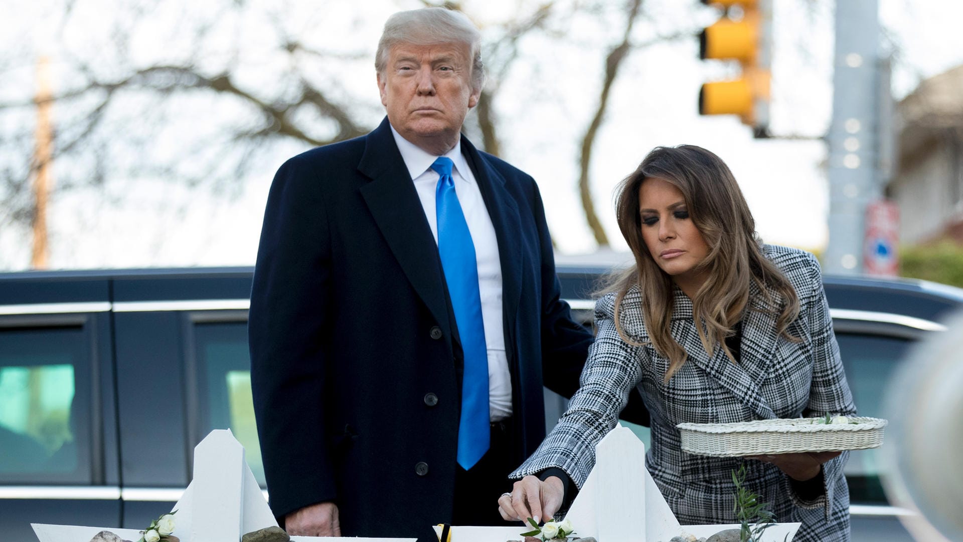 Donald Trump mit First Lady Melania: Trump besucht Pittsburgh, nachdem ein Attentäter elf Menschen in einer Synagoge getötet hat. Donald Trump mit First Lady Melania: Trump besucht Pittsburgh, nachdem ein Attentäter elf Menschen in einer Synagoge getötet hat.