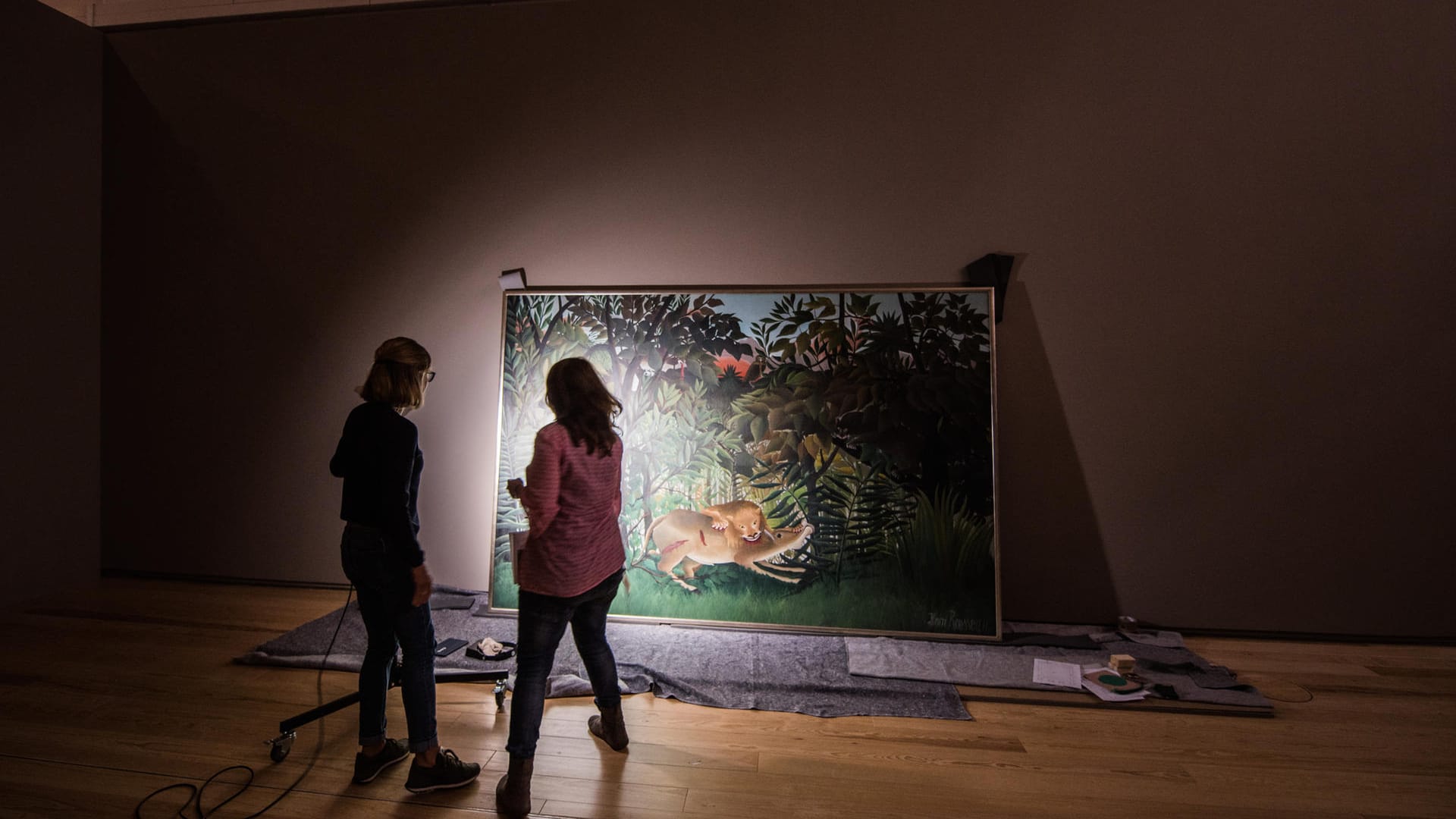 Restauratorinnen der Schirn Kunsthalle Frankfurt vor dem Kunstwerk "Der hungrige Löwe wirft sich auf die Antilope" von Henri Rousseau Quelle Andreas Arnold dpa