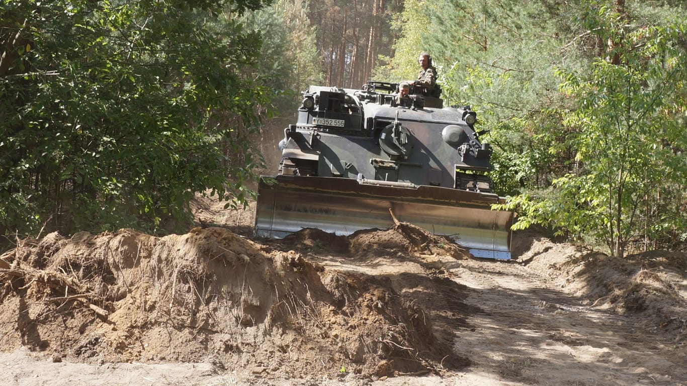 Ein Panzer der Bundeswehr im Einsatz bei einem Waldbrand: Nur jeder dritte nagelneue Panzer der Bundeswehr ist derzeit einsatzbereit