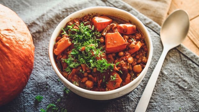 Kürbisgulasch: Möhren, Kichererbsen, Kürbis und kräftiges Schwarzbier aromatisieren dieses vegetarische Gulasch.