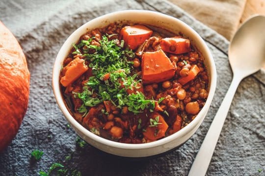 Kürbisgulasch: Möhren, Kichererbsen, Kürbis und kräftiges Schwarzbier aromatisieren dieses vegetarische Gulasch.