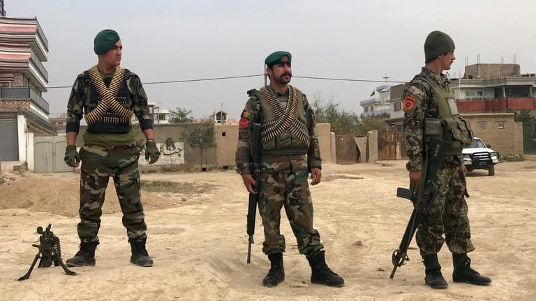 Soldaten der afghanischen Armee halten nach der Explosion wache: Bei einem Attentat in Kabul sind mindestens sieben Menschen gestorben.