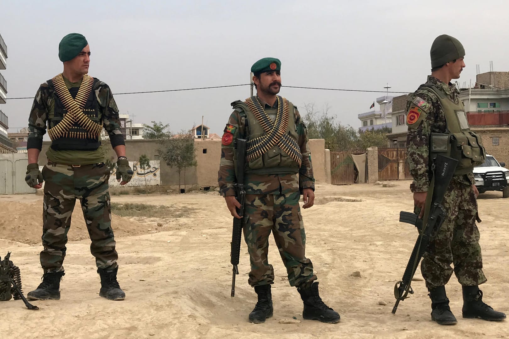 Soldaten der afghanischen Armee halten nach der Explosion wache: Bei einem Attentat in Kabul sind mindestens sieben Menschen gestorben.