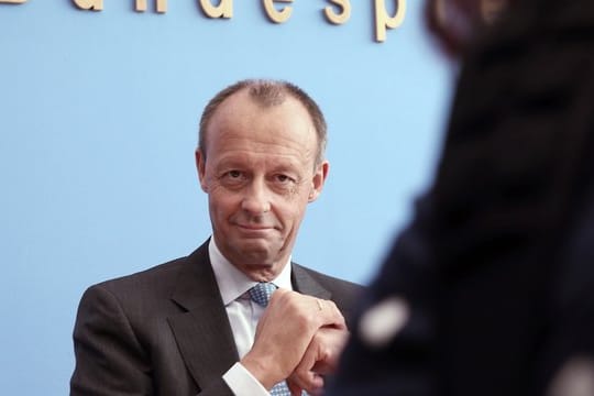 Friedrich Merz (CDU) äußert sich bei einer Pressekonferenz zu seiner Kandidatur für das Amt des Parteivorsitzenden der CDU.