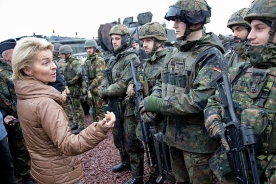 Verteidigungsministerin Ursula von der Leyen besucht deutsche Truppen bei dem Nato-Manöver Trident Juncture.