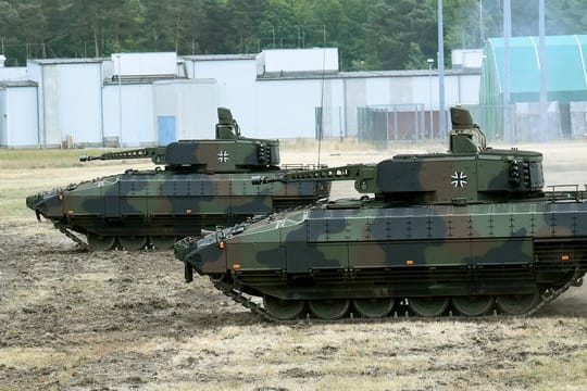 Zwei Schützenpanzer Puma auf dem Erprobungsgelände des Unternehmens Rheinmetall in der Lüneburger Heide.