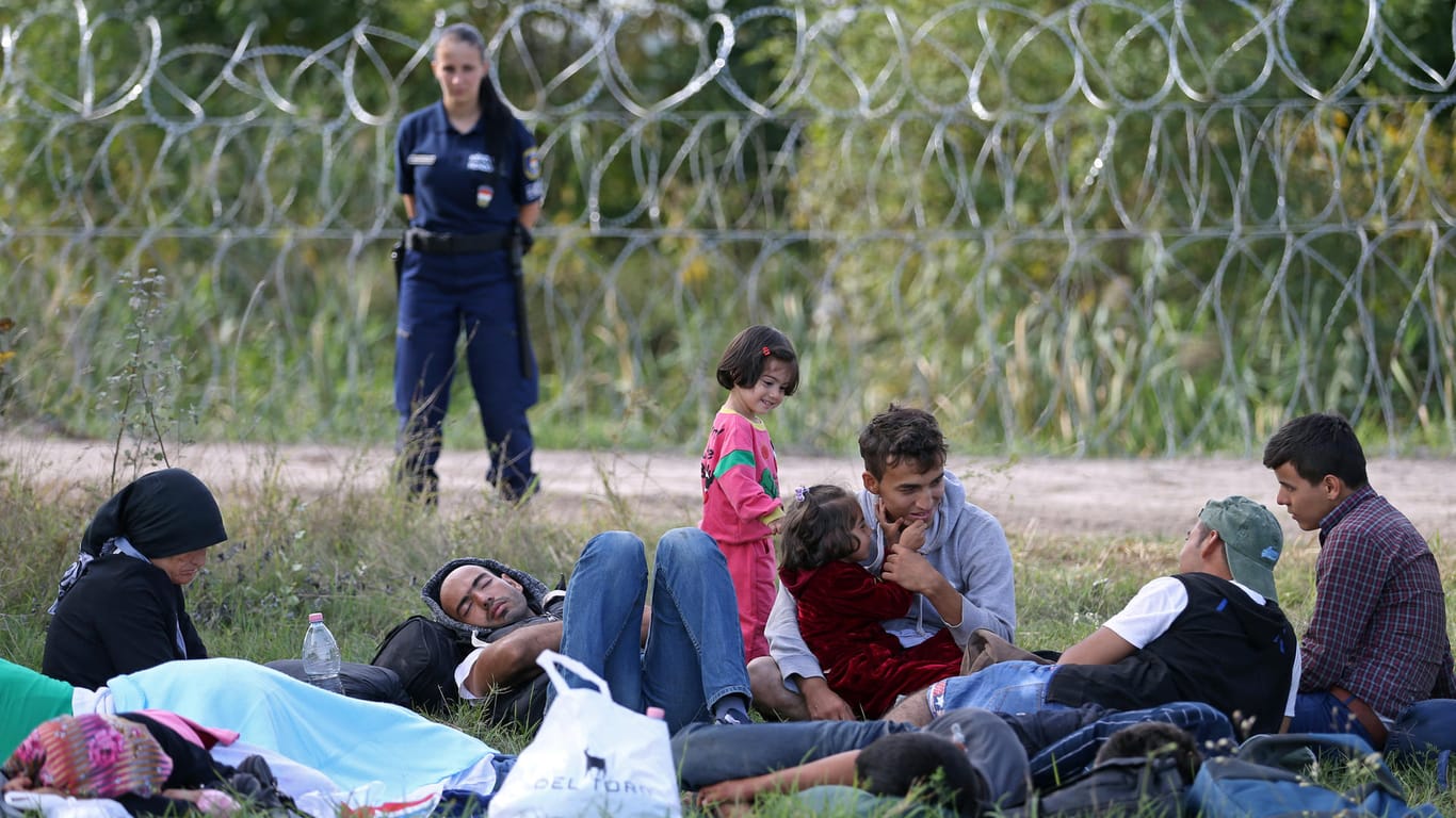 Migranten vor einem ungarischen Grenzzaun: Im Herbst 2015 saßen Tausende Flüchtlinge in dem Land fest.