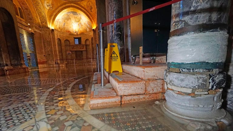 Überschwemmter Markusdom: Das Unwetter in Italien hat schwerwiegende Folgen für den Dom in Venedig.